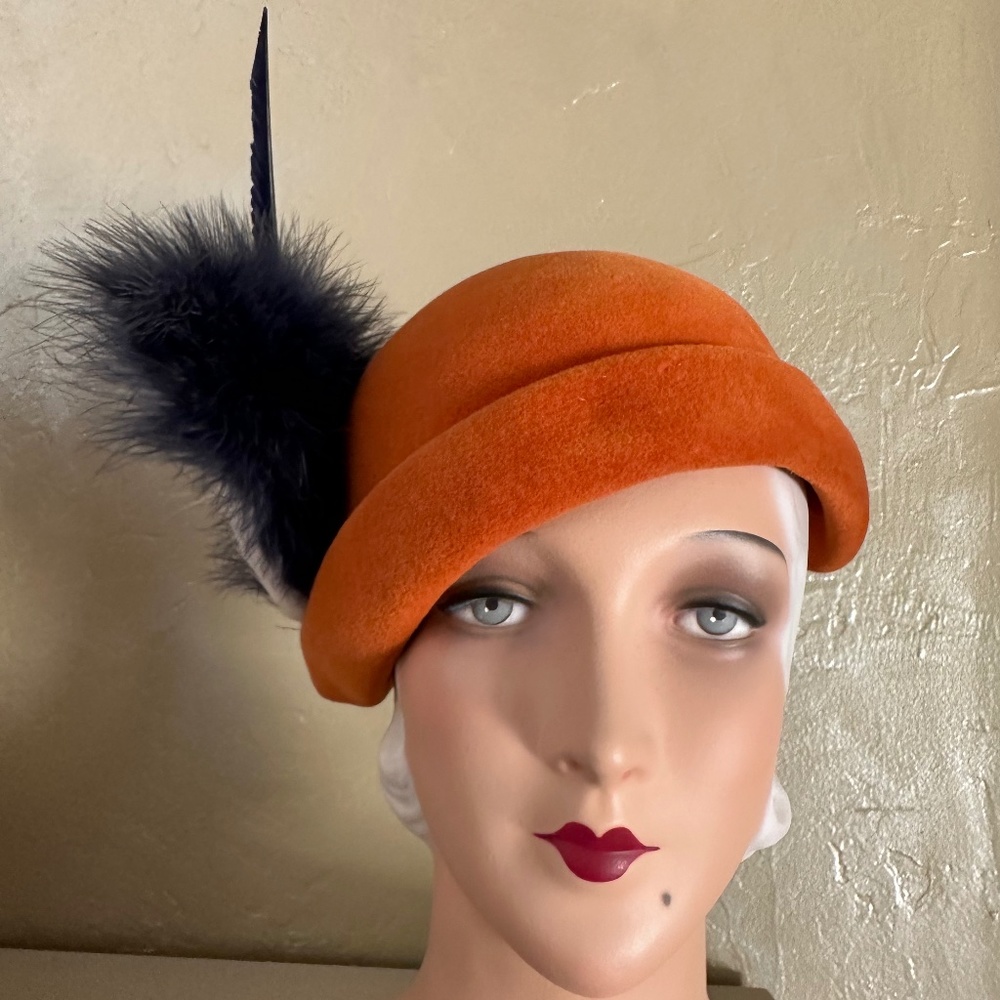 IMPOSING 1950s' DESIGNER MR. JOHN ORANGE FELT CLOCHE  + NAVY/WHITE FEATHERS - Picture 8 of 11